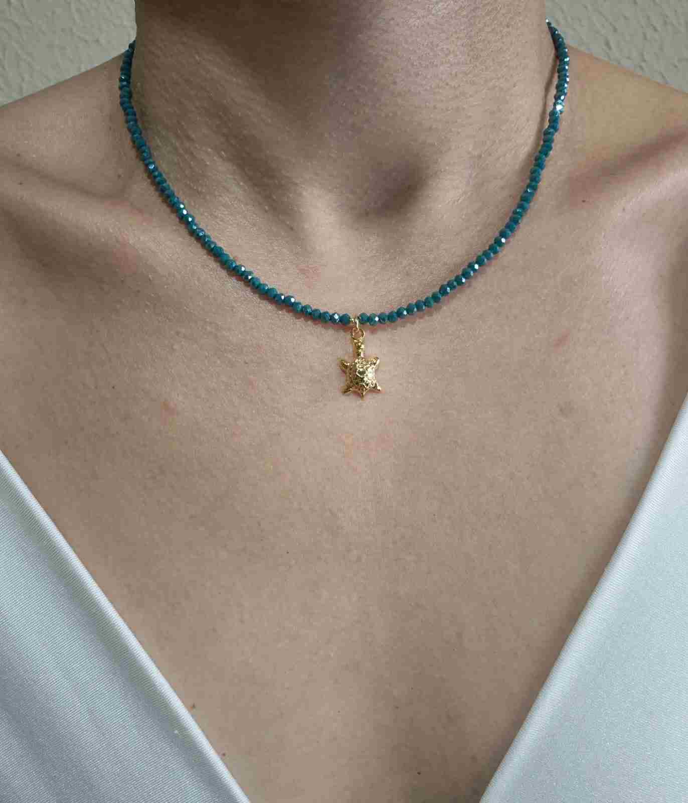 Chocker cristais verde teal e pingente tartaruga