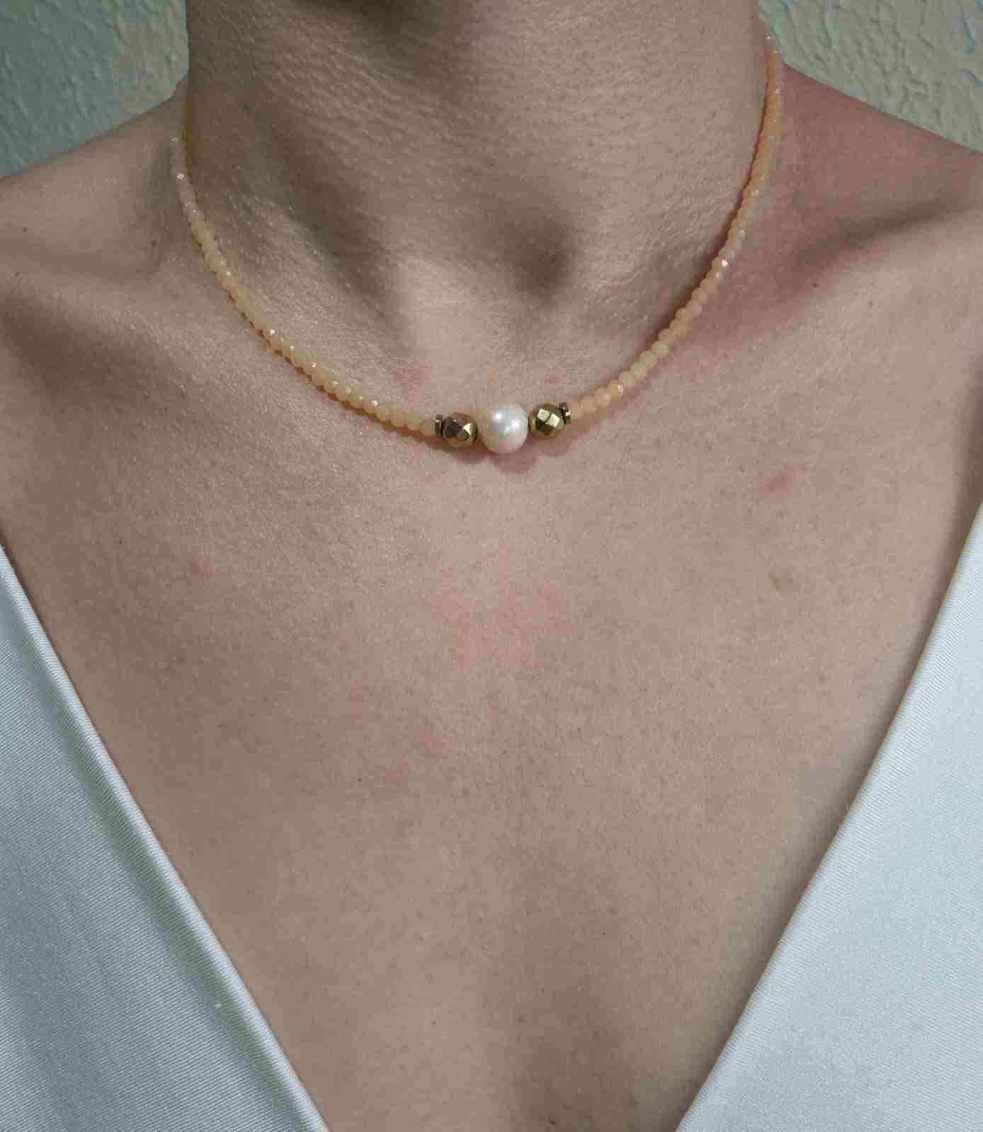 Chocker cristais nude com hematitas e pérola barroca
