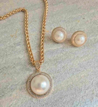 Conjunto colar e brinco pérola shell banhado a ouro 18k