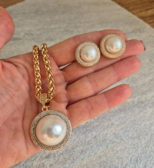 Conjunto colar e brinco pérola shell banhado a ouro 18k